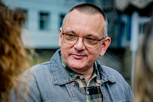 Na kolorowym zdjęciu Grzegorz Grześkowiak - Prezes Ogólnopolskiego Stowarzyszenia Rodzina Policyjna 1939 r.