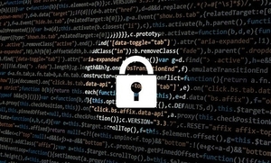 zamknięta kłódka na tle szyfrów na monitorze.