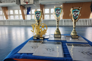 na zdjęciu widzimy trzy puchary wraz z dyplomami dla wygranych zespołów
