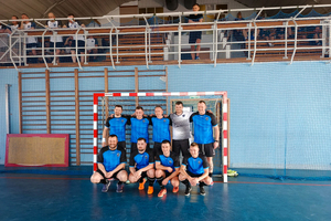 jedna z drużyn pozująca do zdjecia stojąca w bramce.