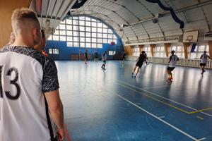 ujęcie z trwającego meczu piłki halowej.