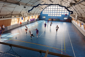 Ujęcie meczu z górnej trybuny.