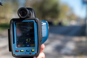 na zdjęciu widzimy urządzenie do pomiaru prędkości wycelowane w drogę.