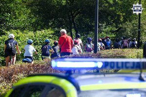 w tle parku widzimy błyskające sygnały na dachu radiowozu