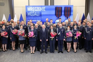 Zbiorcze zdjęcie uhonorowanych policjantów wraz z Komendantem Głównym Policji.