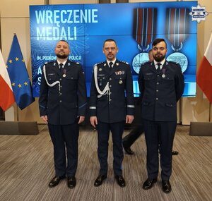 Komendant Główny Policji wraz z dwoma odznaczeniami medalami policjantami