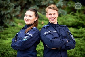 na zdjęciu widzimy dwóch uśmiechniętych umundurowanych policjantów.