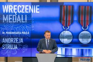 Na tle telebimu widzimy na mównicy wypowiadającego się ministra Kierwińskiego.