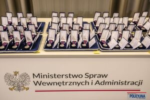 Na stole widzimy rozłożone medale gotowe na galę.