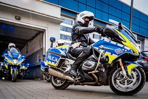 Policjanci wyjeżdżający na motocyklach z podziemnego parkingu