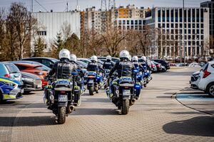 Wiele motocykli jadących w dwóch rzędach, jeden za drugim, ujęcie od tyłu