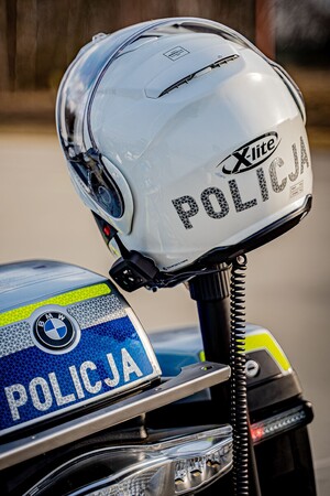 Zbliżenie na kask zawieszony na motocyklu