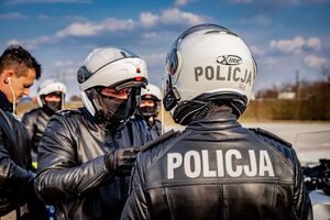 Policjanci w strojach motocyklowych stoją