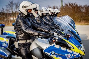 Policjanci na motocyklach stoją w rzędzie
