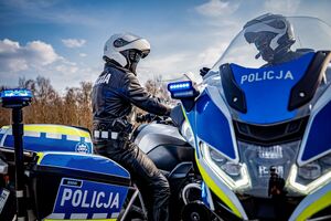 Dwóch policjantów na motocyklach mija się i patrzą na siebie