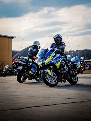 Dwa motocykle obok siebie podczas poruszania się