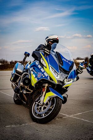 Mundurowy na motocyklu, ujęcie od przodu