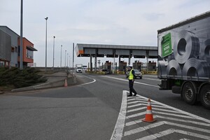 kolejny policjant zatrzymujący pojazd w rejonie bramek autostradowych