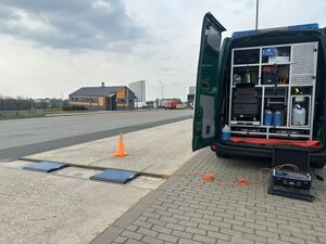 na zdjęciu widzimy rozłożone mobile wagi inspekcji transportu drogowego oraz ich pojazd.