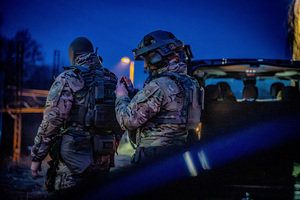 na zdjęciu widzimy dwóch policjantów w umundurowaniu ćwiczebnym porą wieczorową