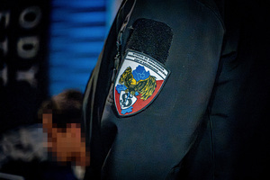 Na zdjęciu widzimy naszywkę na przedramieniu z nazwą jednostki: Wydział ds. Zwalczania Przestępczości Pseudokibiców KWP w Katowicach