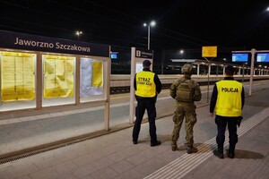 Patrol mieszany złożony z dwóch policjantów oraz żołnierza patrolujący nocą rejony dworca.