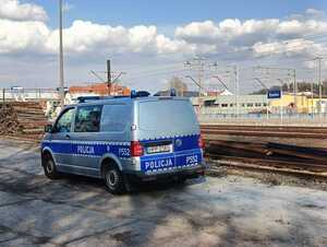 Na zdjęciu widzimy radiowóz oznakowany typu bus w rejonie torowiska