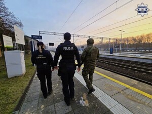 na zdjęciu widzimy patrol mieszany złożony z dwóch policjantów oraz żołnierza patrolujących dworzec kolejowy