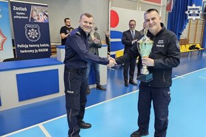 Policjant odbiera puchar od Naczelnika Doboru i Szkolenia