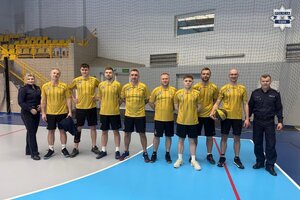 Zdjęciu drużyny koszykowej. Po obu stronach stoją policjantka i policjant w mundurze