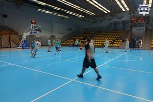 Na hali sportowej koszykarze rozgrywają mecz