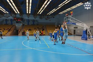 Na hali sportowej koszykarze rozgrywają mecz