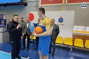 Przedstawiciel jednej z drużyn odbiera dyplom uczestnictwa w zawodach