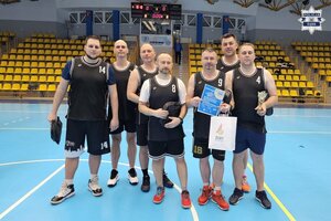 Zdjęcie drużyny piłkarskiej na hali sportowej