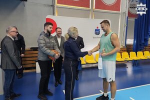 Zawodnik drużyny odbiera gratulacje od organizatorów