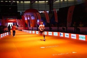 na zdjęciu mężczyzna podczas biegu