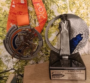 na zdjęciu medal i statuetka za zdobycie 2 miejsca w maratonie