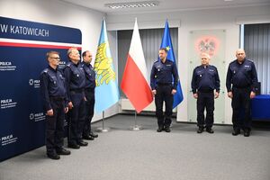 na zdjęciu sześciu umundurowanych policjantów w tym zastępca komendanta wojewódzkiego policji