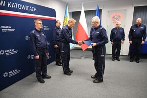 na zdjęciu w trakcie uroczystej zbiórki komendant wojewódzki składa gratulacje awansowanemu policjantowi