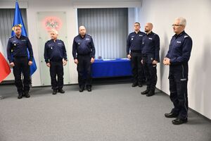 na zdjęciu umundurowani policjanci w tym komendant wojewódzki policji