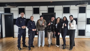 zdjęcie grupowe na którym są umundurowani policjanci oraz organizatorzy koncertu
