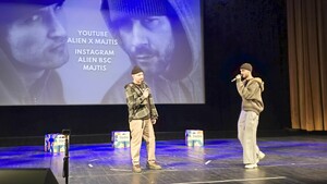 na zdjęciu zespół dwóch mężczyzn, który daje koncert