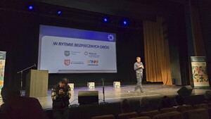 na zdjęciu umundurowany policjant prowadzi prelekcję