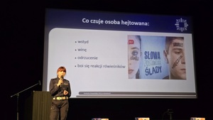 na zdjęciu umundurowana policjantka powadzi prelekcję o hejcie