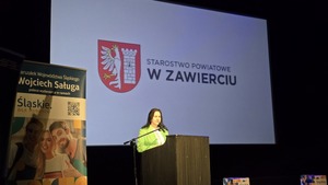 na zdjęciu kobieta przy mównicy