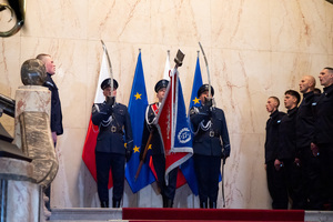 na zdjęciu kompania honorowa ze sztandarem w trakcie ślubowania policjantów