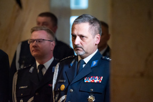 na zdjęciu zbliżenie na umundurowanego policjanta