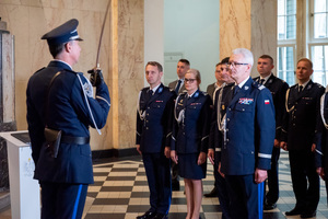 na zdjęciu dowódca uroczystości stoi z uniesioną szablą przed komendantem wojewódzkim Policji oraz innymi policjantami