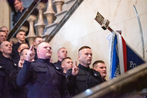 na zdjęciu umundurowani policjanci w trakcie ślubowania