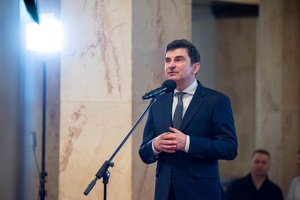 na zdjęciu wojewoda śląski przy mikrofonie